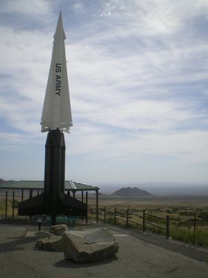 2009년 뉴멕시코주 미국 70번 국도가 화이트 샌즈 미사일 시험장 입구에 있는 기념비로 사용되는 유물 나이키