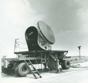 돔 없이 노출된 미사일 추적 레이더(MTR)