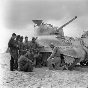 영국, 남아프리카 공화국, 뉴질랜드 전차 승무원들이 1943년 2월 이집트에서 미국 강사로부터 훈련을 받고 있다.