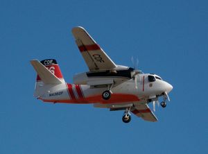 CAL FIRE S-2F3AT 터빈 트래커가 2007년 노스 화재 진압 중 폭스 비행장, 캘리포니아주 랭커스터에 착륙하는 모습