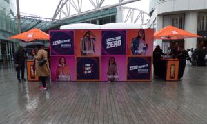 2017년 버밍엄에서 미스 가이디드와의 연계 마케팅을 하는 루코제이드 제로 부스