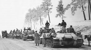 1944년 1월 지토미르-베르디체프 공세 동안 소련 T-34 전차가 이동 명령을 기다리고 있다.