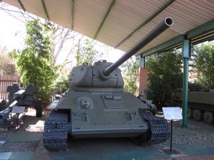 복원된 FAPLA T-34-85가 요하네스버그 남아프리카 국립 군사 박물관에 전시되어 있다.
