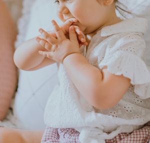 레트 증후군을 앓고 있는 유아의 사진.