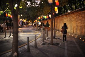 밤의 덕수궁 돌담길