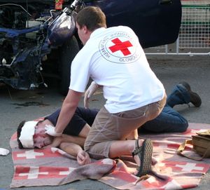 의료진이 모의 환자의 경동맥 맥박을 확인하고 있다.