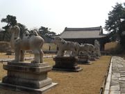 석물이 밖으로 배치된 유릉