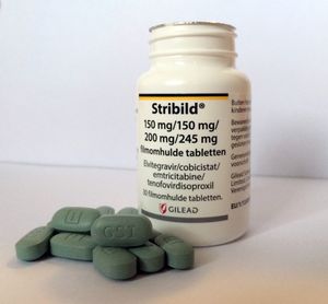 HIV 치료에 사용되는 스트리빌드 정제를 담고 있는 병. 스트리빌드는 테노포비르 디소프록실 푸마르산염, 엠트리시타빈, 엘비테그라비르, 코비시스타트를 포함하는 복합 약물이다.