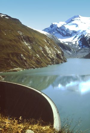 1968년 카프룬 지역의 모저보덴 저수지. 대규모 국책 사업은 오스트리아 경제 기적의 한 축이었다.