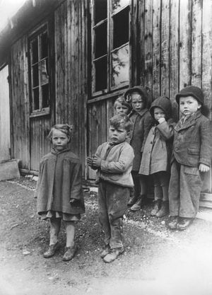 난민 캠프에 있는 독일인 아이들. 서독 사회는 전쟁의 상처를 딛고 생활 수준 향상을 이루었다 (1945년).