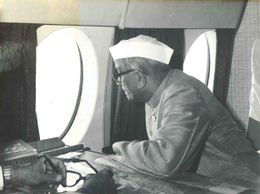 1977년 홍수 피해 지역인 타밀나두를 항공 조사하는 레디 대통령