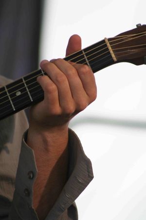 기타의 지판・프렛과 왼손. 악기 연주에는 다양한 "손 모양"을 익히고 몸으로 기억하는 과정이 필요하다.