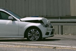 저속이지만 높은 높이에서 발생한 충돌로 인한 피해. 에너지 흡수형 전면 범퍼 시스템이 완전히 무시되어 손상되지 않았다.