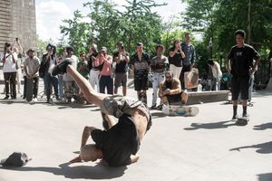 뉴욕 콜먼 스케이트파크에서 열린 스케이트보드 대회 중 넘어진 후 일어서는 선수 스타린 폴란코(Starlin Polanco)