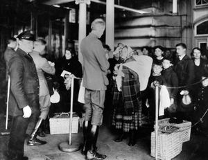 1910년, 트라코마 검사를 위해 신규 이민자를 검사하는 엘리스 섬 미국 공중 보건국 의사들