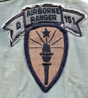 D 중대 (레인저) 제151보병 레인저들이 착용한 레인저 중대 스크롤 견장 소매 휘장 (SSI).