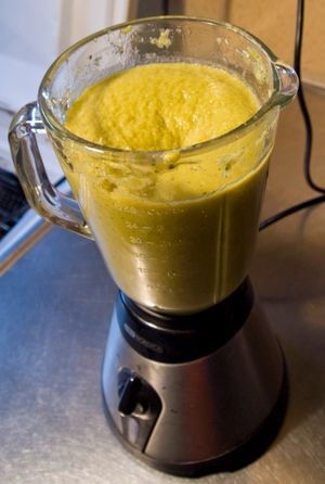 질식 위험이 높은 영유아에게는 음식을 으깨어 제공하는 것이 안전할 수 있다.