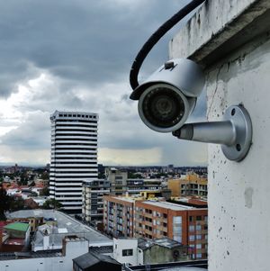 분열성 성격장애가 있는 사람은 강렬한 피해망상을 느낄 수 있다.