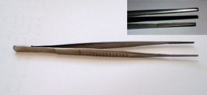 흉부외과, 혈관외과, 두경부외과에서 널리 사용되는 "무외상성" 겸자인 Debakey 겸자.