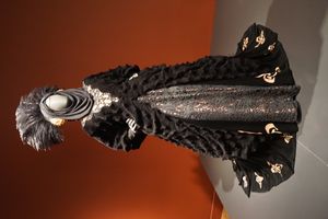 나이틀리의 1999년 영화 스타워즈: 에피소드 1 - 보이지 않는 위험 의상. 디트로이트 미술관 전시.