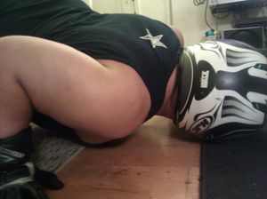 오토바이 사고로 팔신경얼기 손상 시뮬레이션의 예시. 사진은 머리와 어깨가 극도로 벌어져 팔 부위의 신경이 늘어나거나 찢어질 수 있음을 보여준다. 보호 장비는 머리의 반대쪽에 추가적인 지지대를 제공하여 목의 과도한 신전을 막아 신경 손상을 예방하는 데 도움이 될 수 있다.