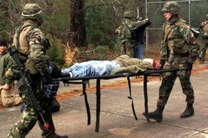 2003년 12월 훈련 환경에서 미 해병대가 사용하는 간단한 들것