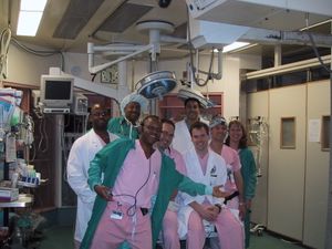 2001년 메릴랜드 대학교 메디컬 센터의 R 아담스 코울리 쇼크 트라우마 센터에서 수술복을 입은 미국 병원 직원들