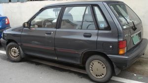 무연 휘발유 차량임을 안내하는 스티커가 부착된 차량(기아 프라이드)