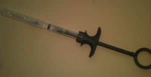 이 국소 마취제 시스템은 바늘 자상을 예방하도록 설계되었다. 국소 마취제 카트리지가 일회용 바늘에 맞물리고, 사용하지 않을 때는 잠글 수 있으며 손잡이에서 분리할 수 있다.