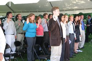 마다가스카르에서 자원봉사자 선서를 하는 평화 봉사단 훈련생, 2006년 4월 26일.