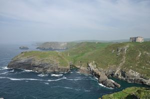 윈체스터 원탁의 복제품을 특징으로 하는 카멜롯 성 호텔 (틴타젤 성에서 본 모습)