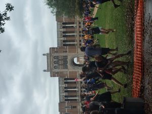 라이스 대학교 캠퍼스 앞 샐리포트에서 맥주 자전거 물풍선 싸움에 참여하는 라이스 대학교 학생들