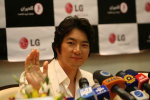 2009년 8월 18일 테헤란에서 열린 기자 회견에 참석한 한국 배우 송일국