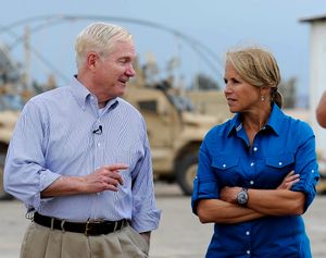 커릭이 2011년 4월 8일 이라크 모술에서 로버트 게이츠 미국 국방장관과 함께