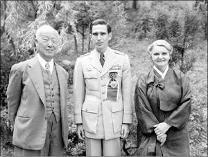 이승만 대통령이 헤스 중령에게 대한민국 2등건국공로훈장과 대한민국 공군 조종사 휘장을 수여한 뒤 프란체스카와 기념촬영을 하는 모습.