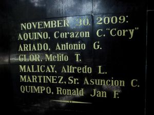 반타요그 응가 바야니의 기억의 벽 세부 모습. 2009년 반타요그 명예 헌정자들의 이름이 새겨져 있으며, 코라손 아키노의 이름도 포함되어 있다