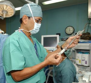 약물을 주사기에 충전하고 있는 마취과 의사.