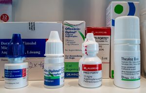 Pred Forte 안과 현탁액(프레드니솔론 아세테이트 안과 현탁액) [오른쪽 두 번째