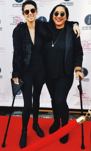 EDS를 앓고 있으며 보조 기구를 착용한 채 레드 카펫에 서 있는 스티비 보에비와 애니 엘레이니