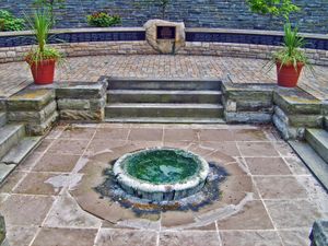 1830년대 건강 휴양지로 인기를 끌었던 황 유황 온천 (2005년 개조)