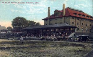 1915년 에드워즈 필드(Edwards Field)에서 열린 야구 경기, 배경에 에드워즈 체육관이 보인다.
