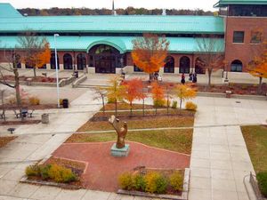 해밀턴-윌리엄스 캠퍼스 센터는 학생 활동의 중심지이다.