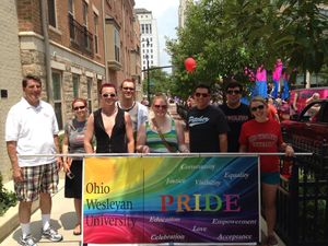 2013년 콜럼버스 LGBT 프라이드 축제에서 오하이오 웨슬리언 대학교 총장과 학생들.