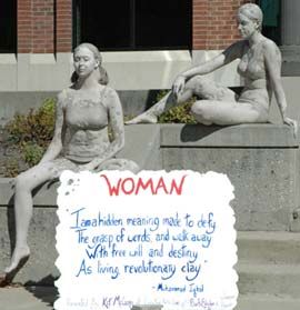 OWU 학생들이 해밀턴-윌리엄스 캠퍼스 센터 계단에서 사회적, 예술적 성명을 발표하고 있다.