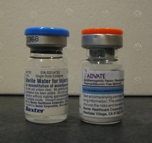 "Advate"와 같은 상업적으로 생산된 재조합 제8인자와 같은 응고 인자는 정맥내 주사 전에 멸균수를 혼합해야 하는 바이알에 흰색 분말로 제공됩니다.