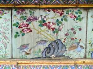 우보솟(Ubosot) 하단의 기단은 밝은 파란색 배경에 꽃과 새 그림이 그려진 채색 도자기로 장식되어 있다.