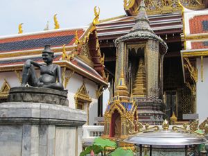 호 랏차코라만우손, 프라 포티탓 피만 및 호 랏차퐁사누손이 우보솟 뒤에 서 있고, 그 앞에 은자가 서 있다.