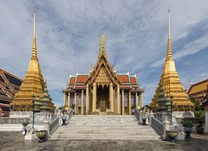 프라삿 프라 텝 비돈(Prasat Phra Thep Bidon) 또는 왕실 판테온의 동쪽 입구. 1855년 라마 4세에 의해 건설되었다.