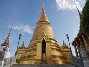 프라 시 랏타나 체디, 이탈리아에서 수입한 금색 모자이크 타일로 덮인 전통적인 탑