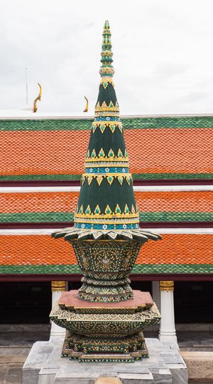 바나나 잎과 꽃으로 만든 전통적인 공물을 나타내는 파놈 막 조각